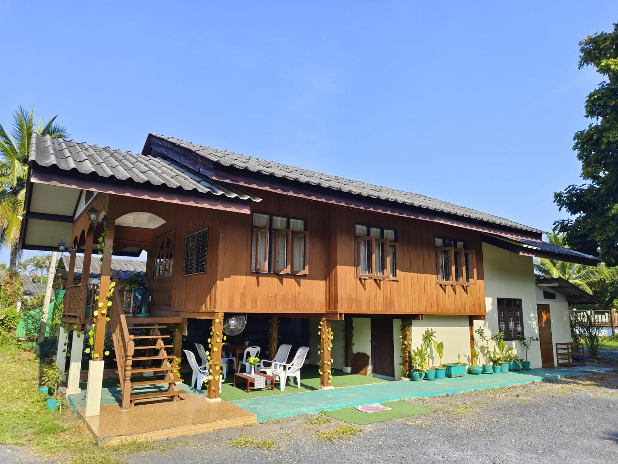 Regal Eagle Golf-centric Thai House And Garden Holiday home *